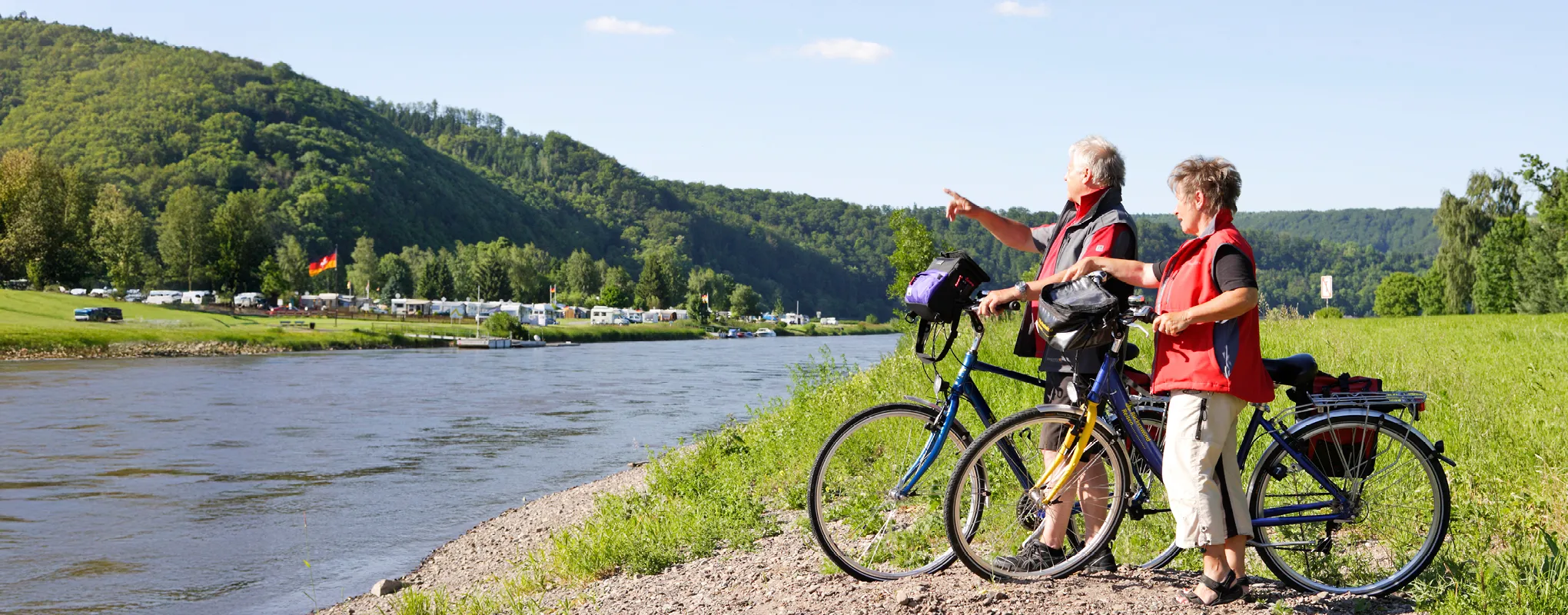 Entspannung auf einer Wiese mit Blick auf Weinberge und Natur.
