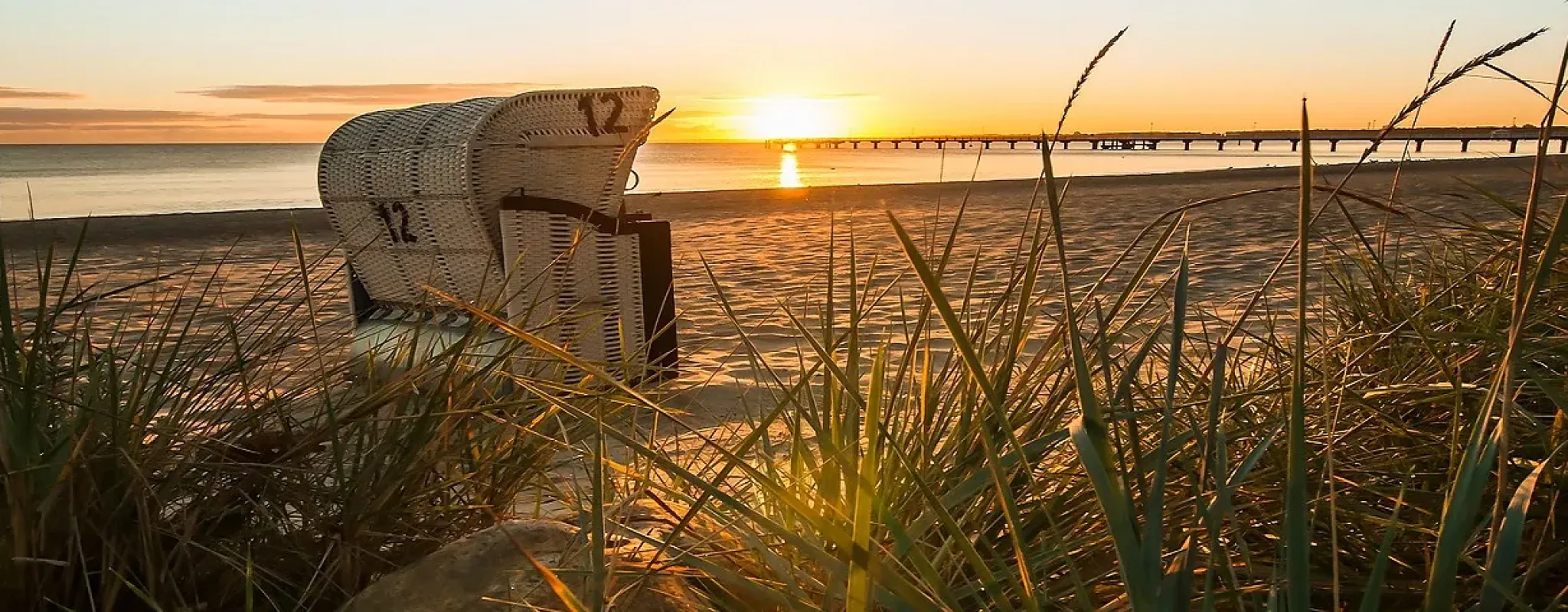Strandkorb bei Sonnenuntergang an der Ostseeküste, entspannte Stimmung.
