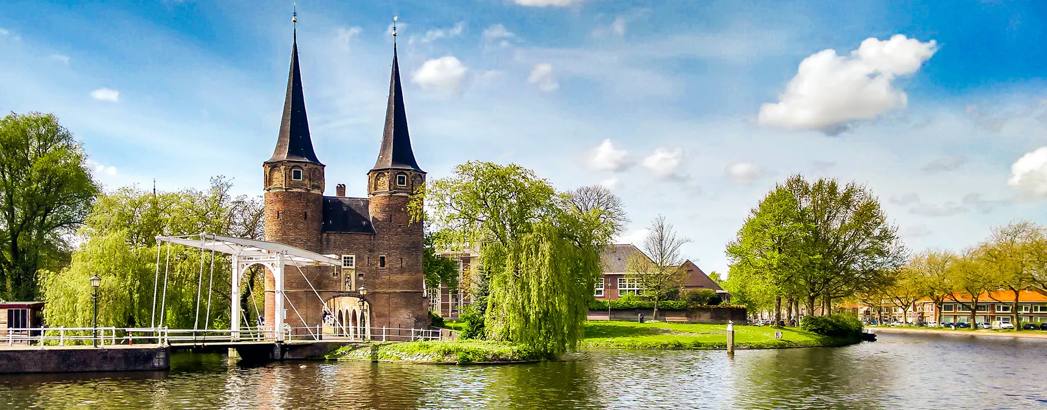 Malerische Rheinlandschaft mit Kirche und Ruine im Sonnenschein.