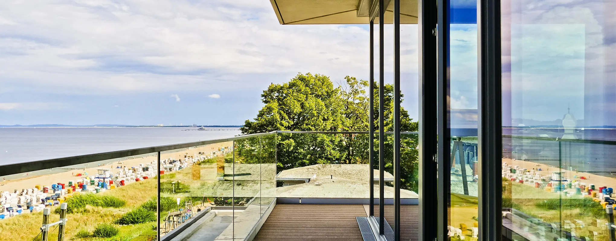 Blick vom Balkon auf den Strand und die Ostsee auf Usedom.