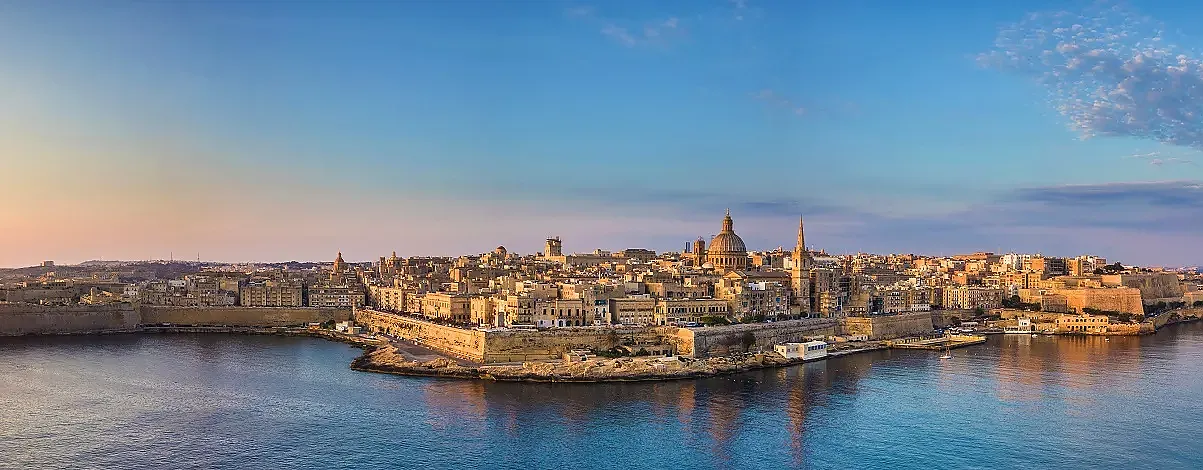 Malerische Küstenstadt auf Malta bei Sonnenuntergang, ruhige Stimmung.
