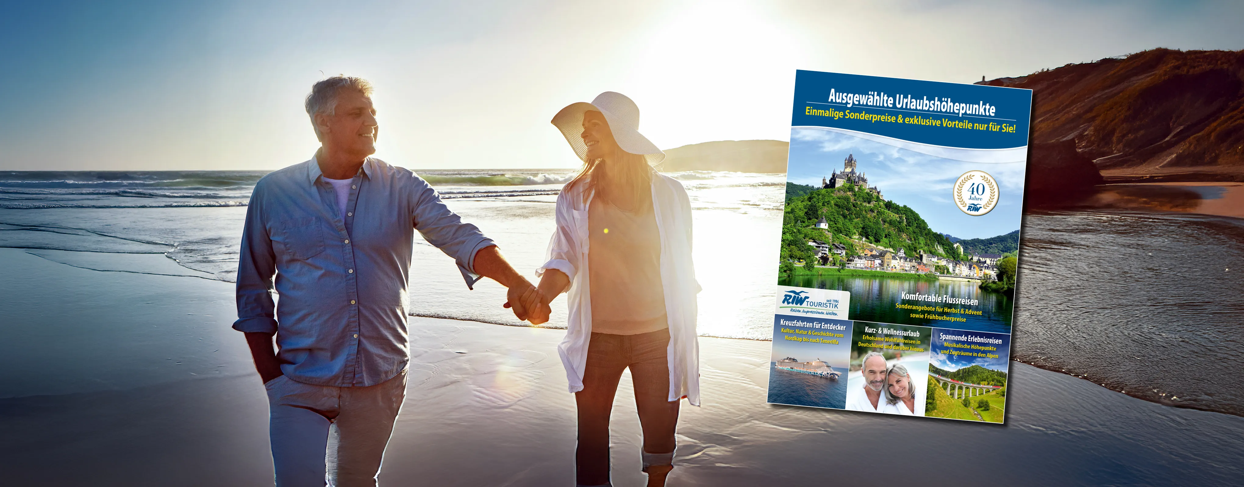 Paar spaziert am Strand bei Sonnenuntergang, Katalog im Vordergrund.