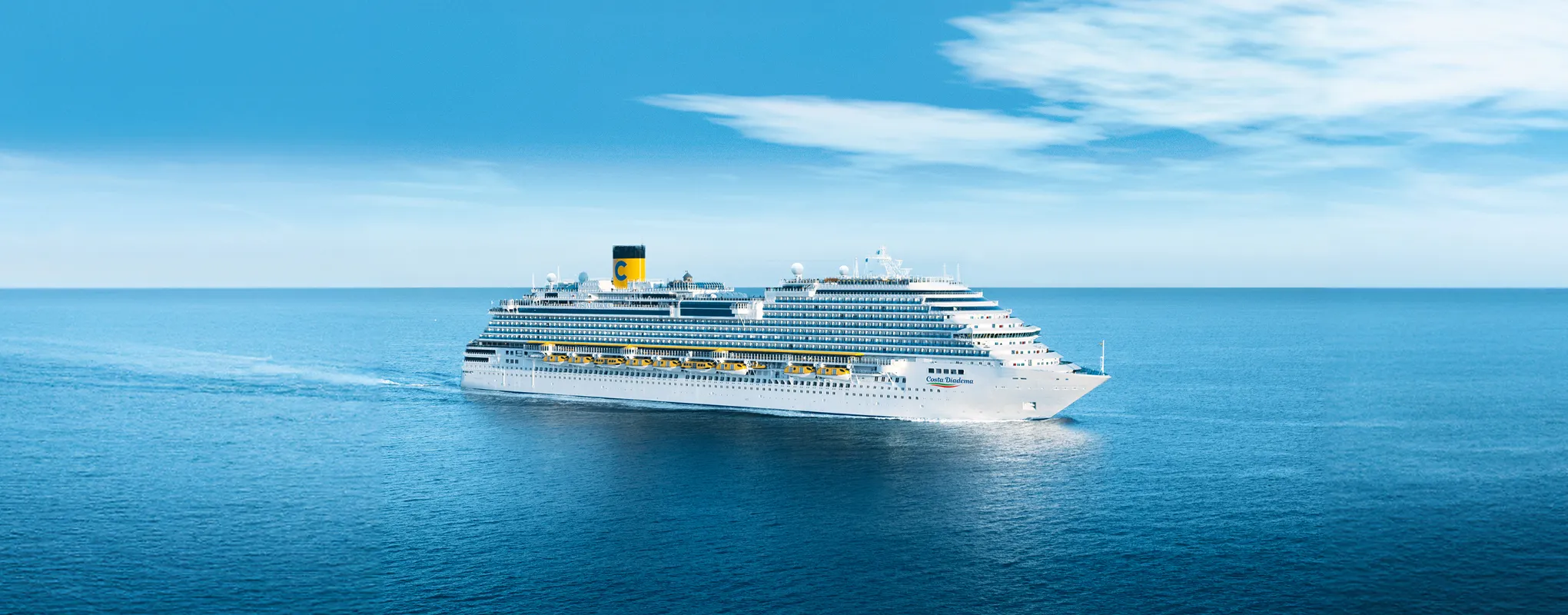 Kreuzfahrtschiff von Costa auf ruhiger, blauer See.