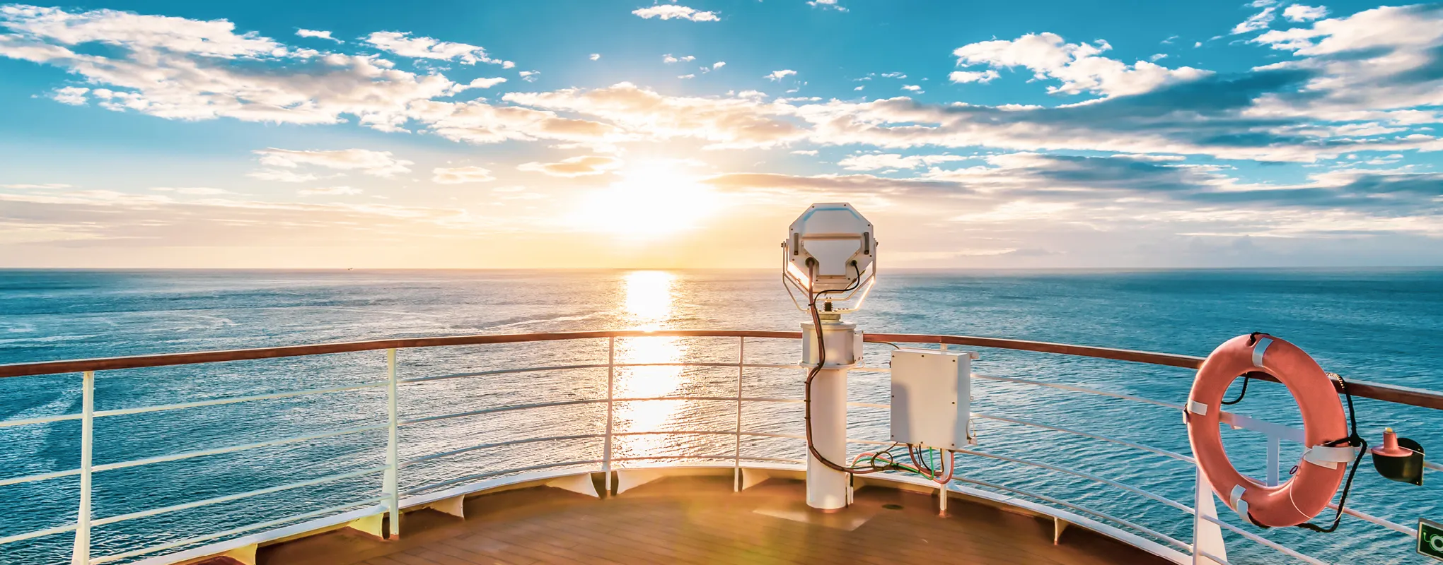 Sonnenuntergang auf dem Meer mit MSC Kreuzfahrten genießen.