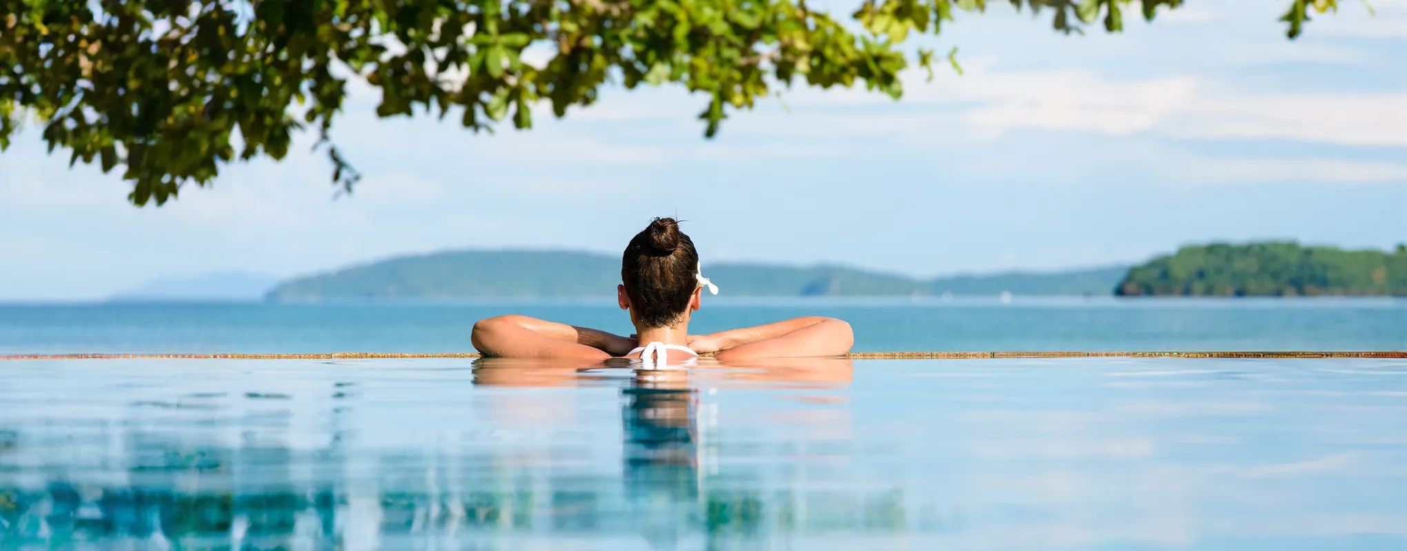 Entspannung im Infinity-Pool mit Blick auf das Meer.