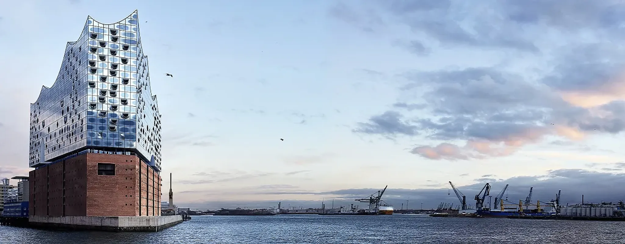 Elbphilharmonie Hamburg bei Sonnenuntergang, Hafenstimmung.