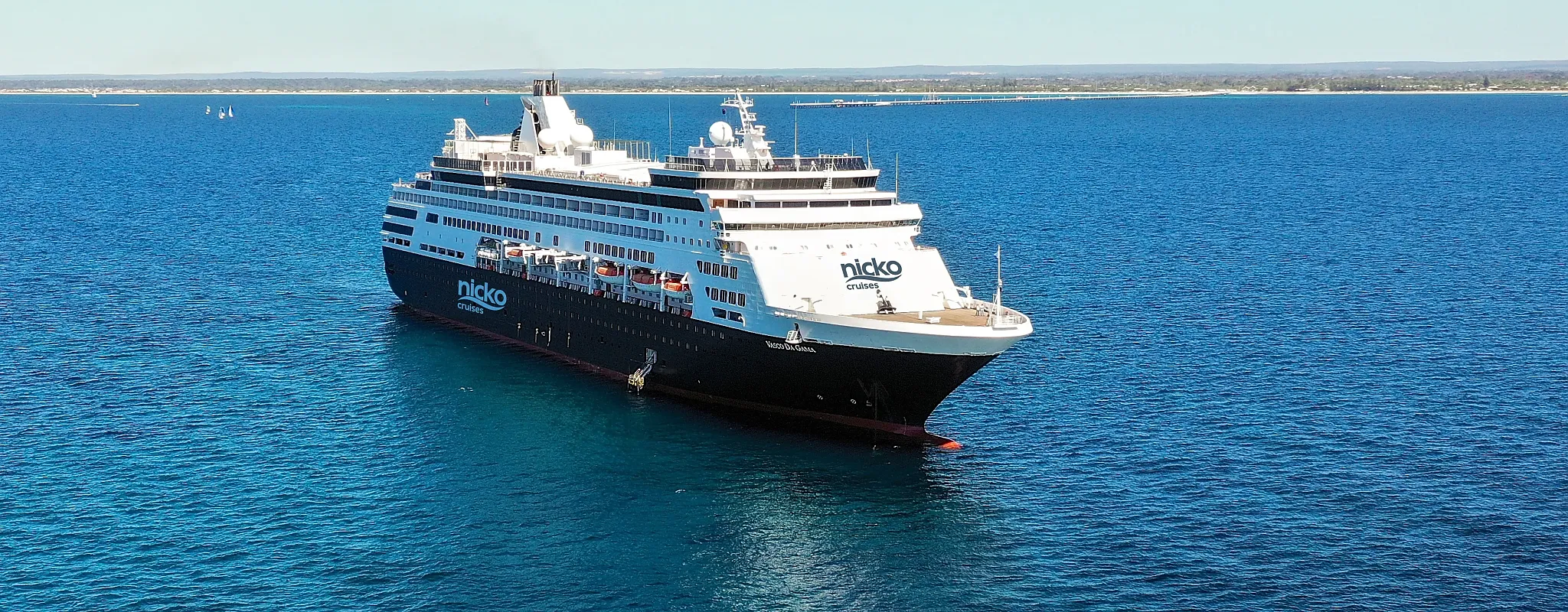 Kreuzfahrtschiff MS VASCO DA GAMA auf offenem Meer bei Sonnenschein.
