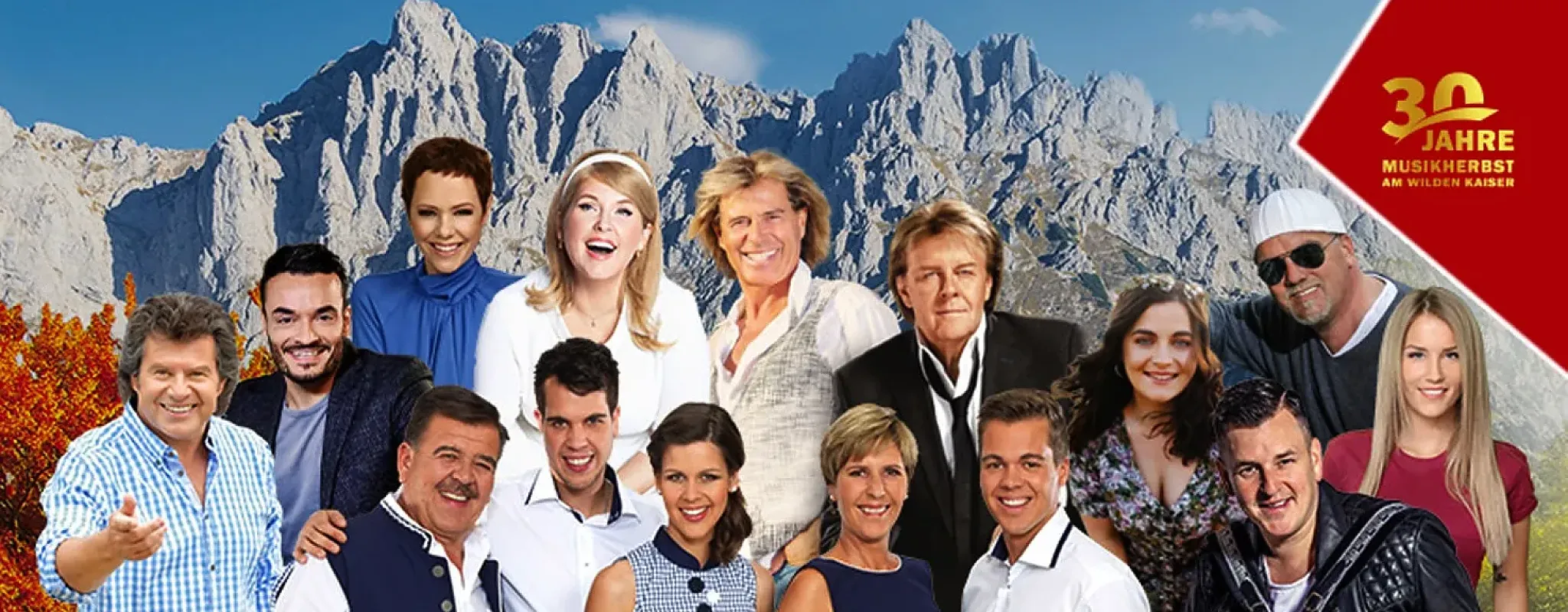Gruppe von Menschen vor Alpenkulisse beim Musikherbst am Wilden Kaiser.