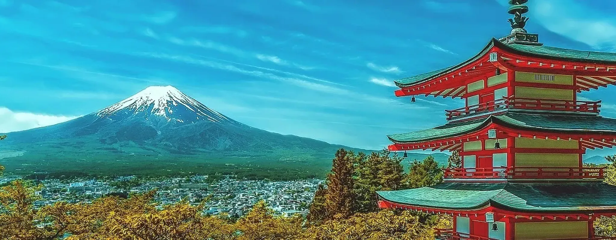 Pagode vor Fuji-Berg in Japan, klare Himmel, friedliche Stimmung.