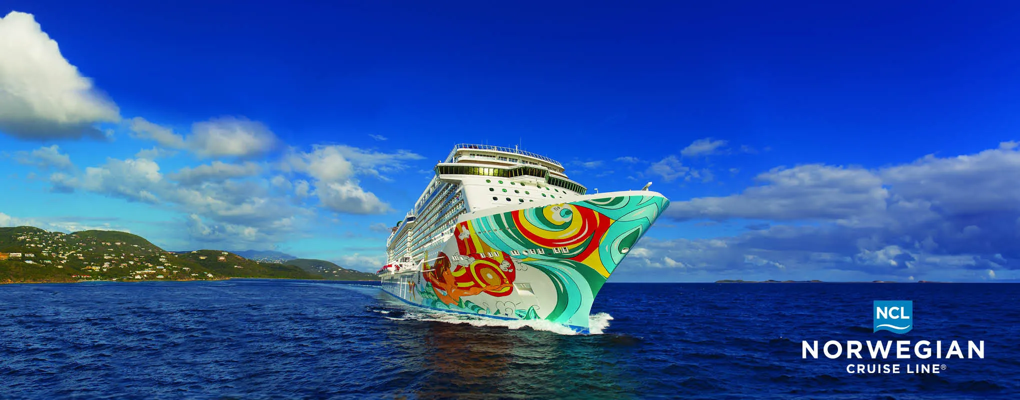 Kreuzfahrtschiff auf offener See bei sonnigem Wetter.