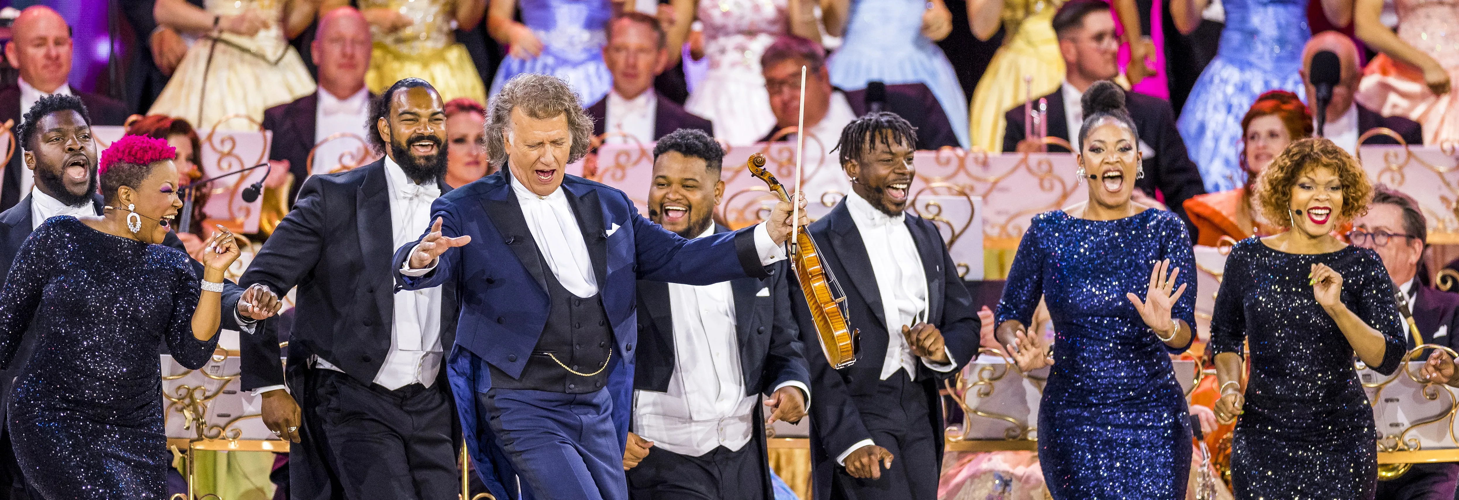 Musiker auf Bühne beim fröhlichen Open-Air-Konzert in Maastricht.