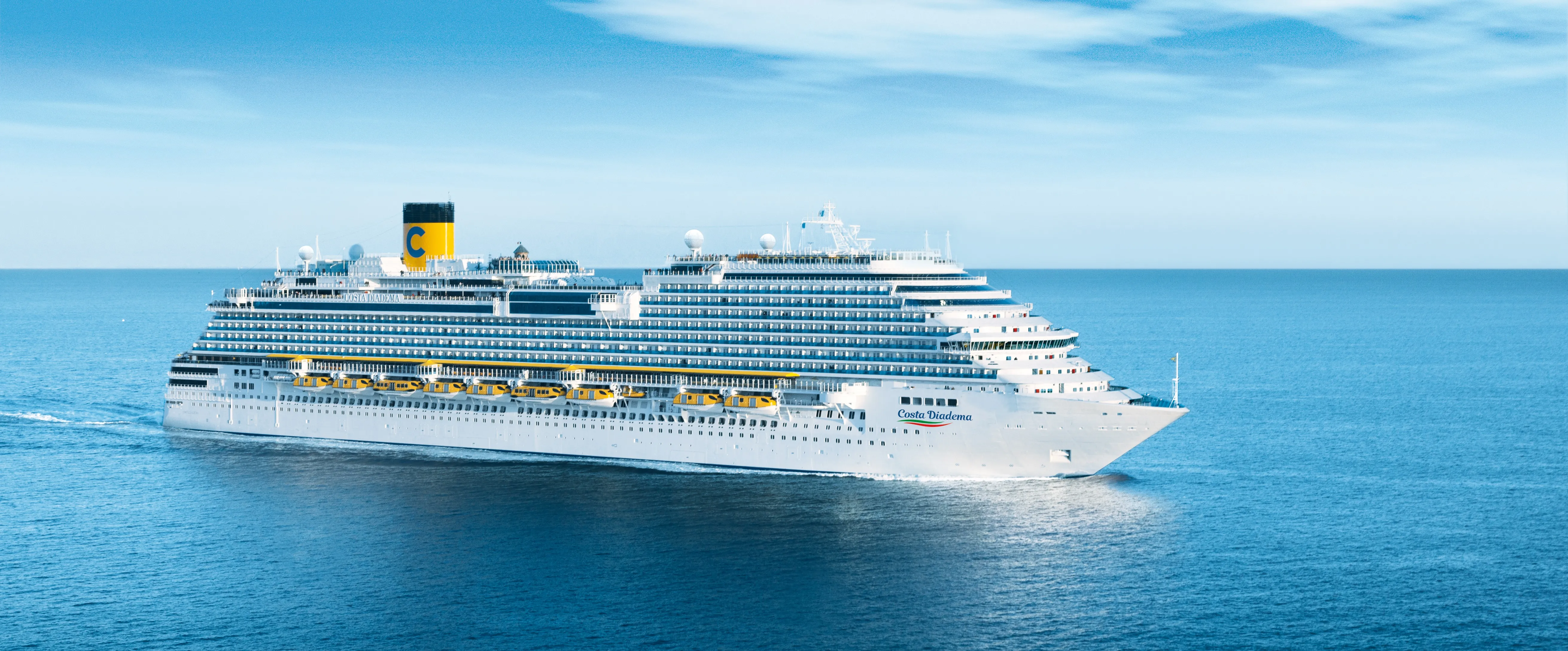 Kreuzfahrtschiff Costa Diadema auf offener See bei blauem Himmel.