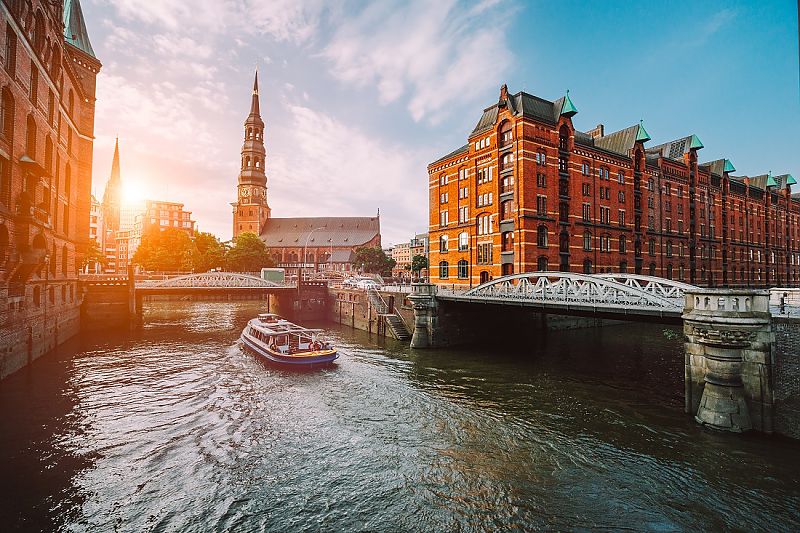 Hamburgs Speicherstadt bei Sonnenuntergang mit Boot auf dem Kanal.