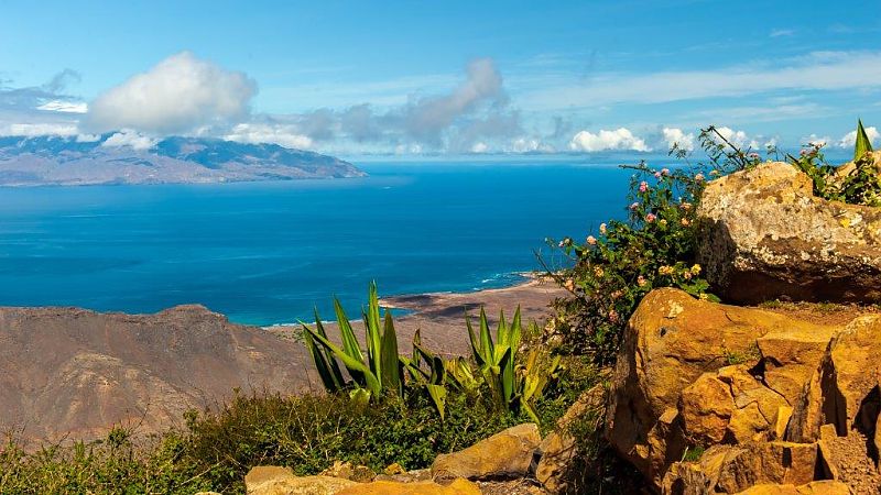 Atemberaubende Küstenlandschaft der Kapverden mit blauem Meer.