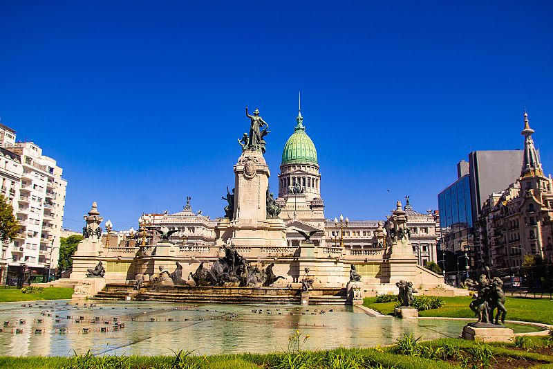 Argentinisches Nationalkongressgebäude in Buenos Aires bei klarem Himmel.