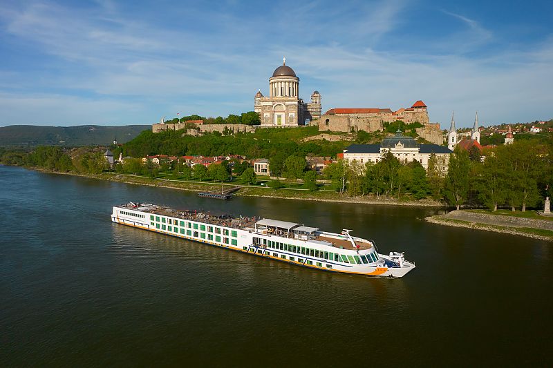 MS VistaLilea vor der beeindruckenden Basilika von Esztergom.