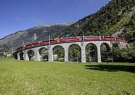 Bernina Express auf dem Brusio-Kreisviadukt