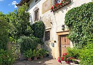 bozen-hausmauer-blumen