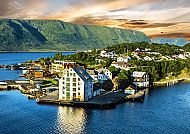 Panoramablick auf den Kreuzfahrthafen Alesund