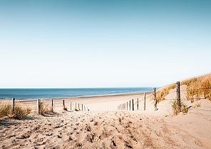 Noordwijk, Sonniger Strandweg in Noordwijk mit Blick auf die Nordsee.