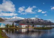 Seydisfjordur, Bunte Häuser und Berge in Seydisfjordur, Island.