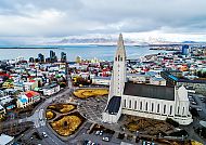 Reykjavik, Hallgrímskirkja in Reykjavik vor malerischer Küstenlandschaft.
