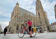 radreisen-donauradweg-wien-stephansdom-radlerin