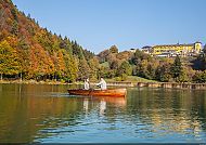 Lavarone See mit Grand Hotel im Hintergrund