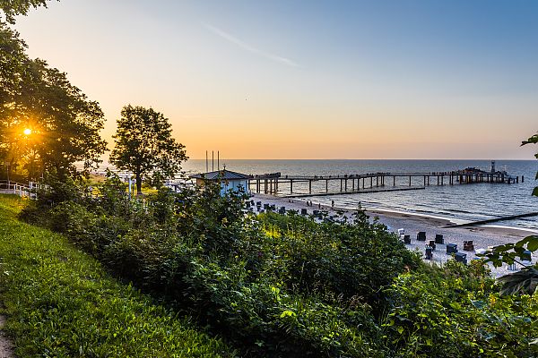 Seebrücke und Rettungsturm von Koserow, Seebrücke und Rettungsturm bei Sonnenuntergang im Ostseebad Koserow.