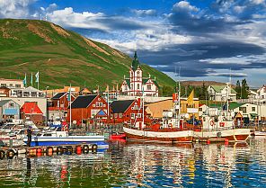 Akureyri, Bunte Hafenansicht von Akureyri, Island, umgeben von Bergen.