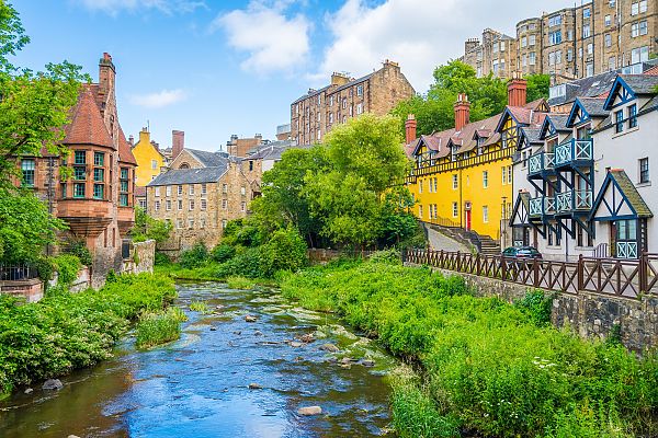 Edinburgh, Malerische Ansicht von Edinburghs Dean Village am Fluss.