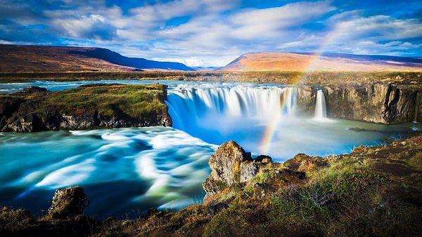 Island Wasserfall, Island-Wasserfall mit Regenbogen, Naturwunder aus Feuer und Eis.
