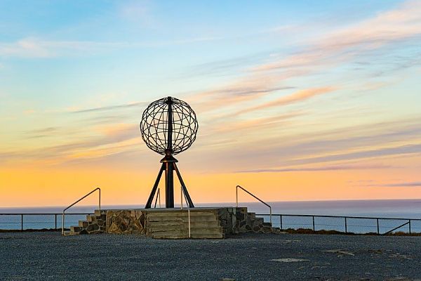 Ausflugstipp: Nordkap, Nordkap-Globus bei Sonnenuntergang, spektakuläre Aussicht.