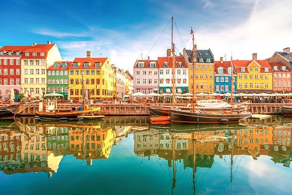 Kopenhagen, Bunte Häuser und Boote am Nyhavn, Kopenhagen. Magie des Baltikums.