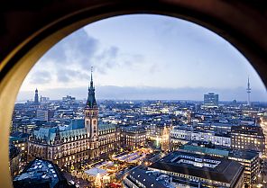 Hamburg mit Elbphilharmonie im Advent