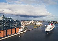QUEEN MARY 2 vor Hamburg