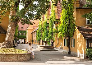 Historische Gasse in der Fuggerei, sonnig und idyllisch.