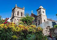 Historische Kirche in Dominica, umgeben von üppigem Grün.