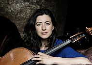 Frau mit Cello in entspannter, nachdenklicher Stimmung.