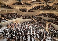 Konzert im großen Saal der Elbphilharmonie, festliche Atmosphäre.