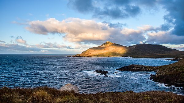 Küste von Kap Hoorn bei Sonnenuntergang, dramatischer Himmel.