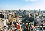 Städtische Skyline von Buenos Aires bei klarem, sonnigem Wetter.