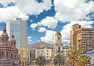 Santiago Skyline mit historischen und modernen Gebäuden bei Sonnenschein.
