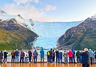 Menschen bestaunen Gletscher in Glacier Alley, Ushuaia.