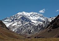 Schneebedeckter Aconcagua unter blauem Himmel in den Anden.