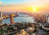 Sonnenuntergang über Kairo mit Fluss und Stadtpanorama.