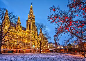 Beleuchtetes Wiener Rathaus im Winterabend, festliche Atmosphäre. Beleuchtetes Wiener Rathaus im Winterabend, festliche Atmosphäre.