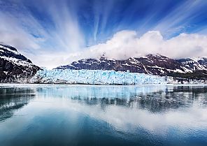 Majestätischer Gletscher in Alaska unter dramatischem Himmel.