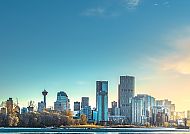 Calgary Skyline bei Sonnenuntergang mit klarer, ruhiger Atmosphäre.