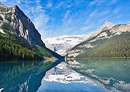 Bergsee mit klarer Spiegelung und majestätischer Bergkulisse.